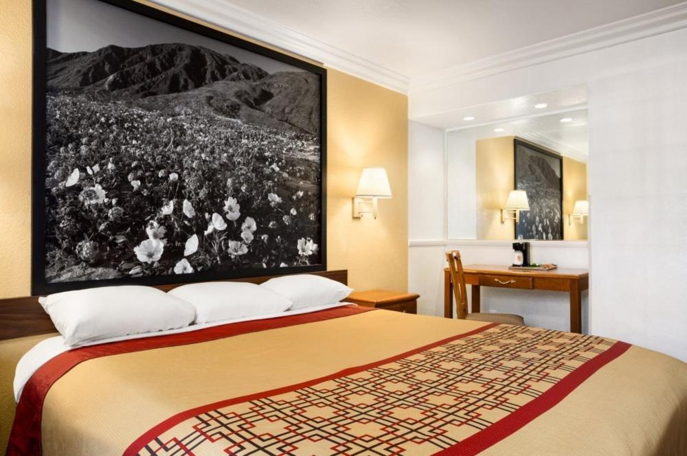 King Room - Non-Smoking interior